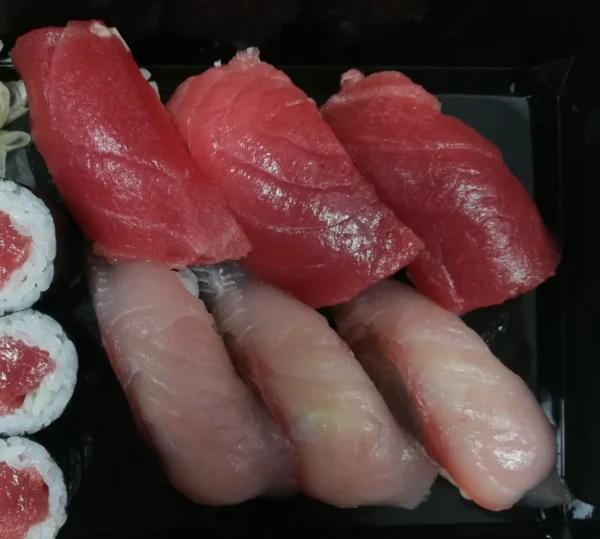 seis nigiris de atún rojo y hamachi