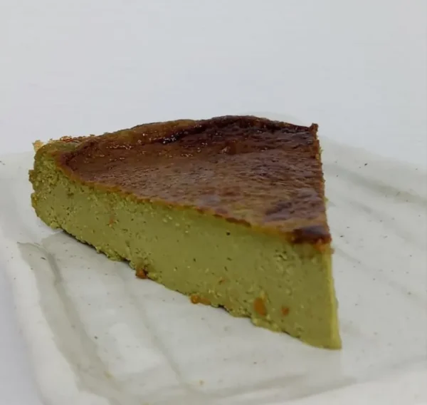 tarta de queso y te matcha porcion